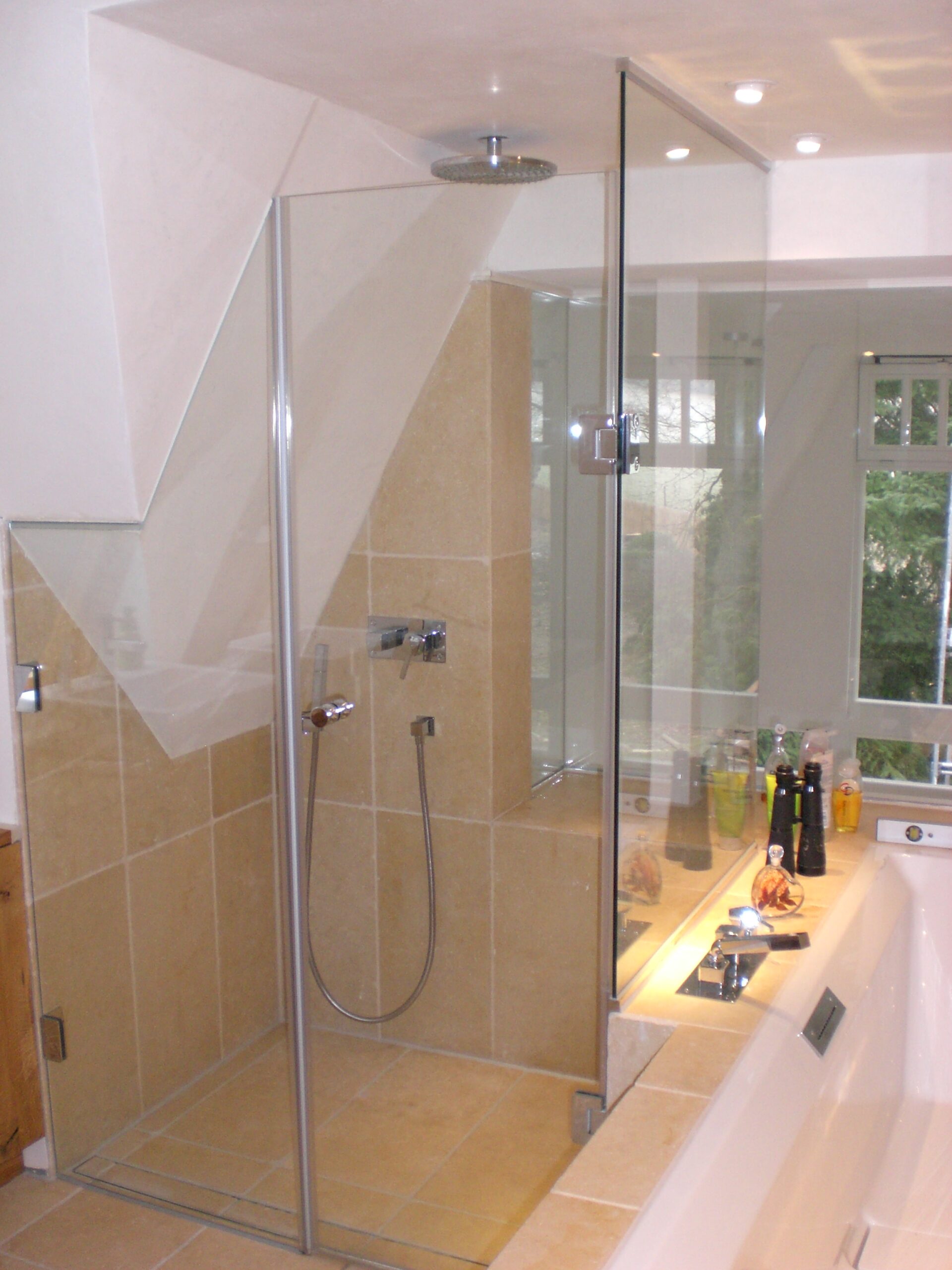 Duschabtrennung aus Glas für Dachschrägen