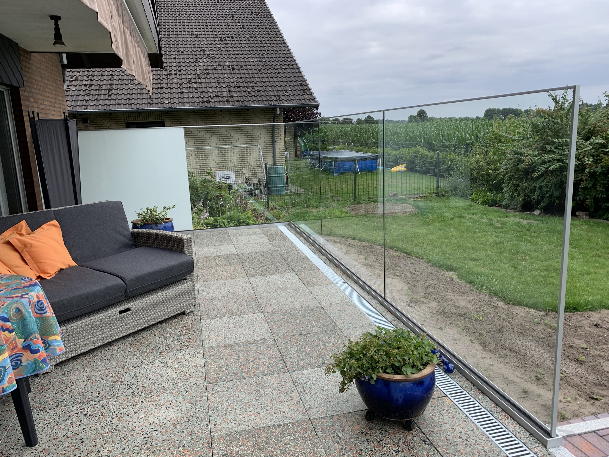 Terrasse mit Glasgeländer – Ansicht von innen